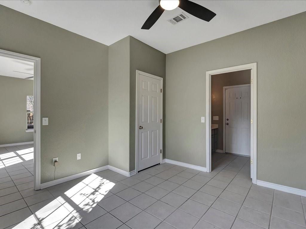 Empty room, Interior