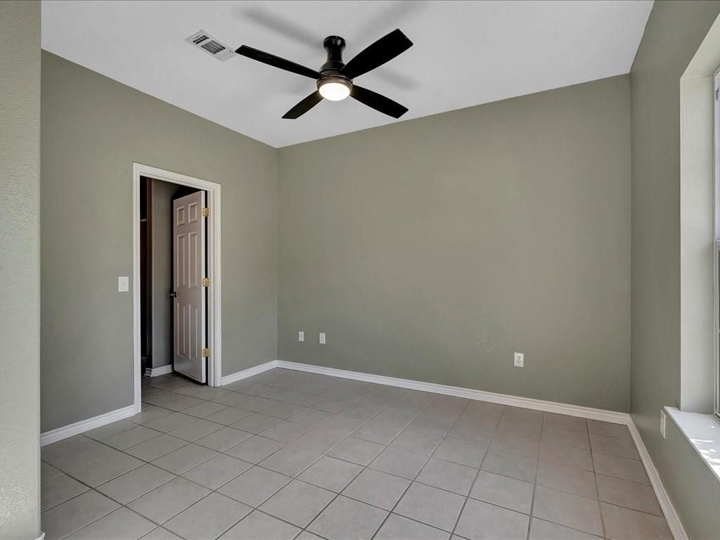 Empty room, Interior