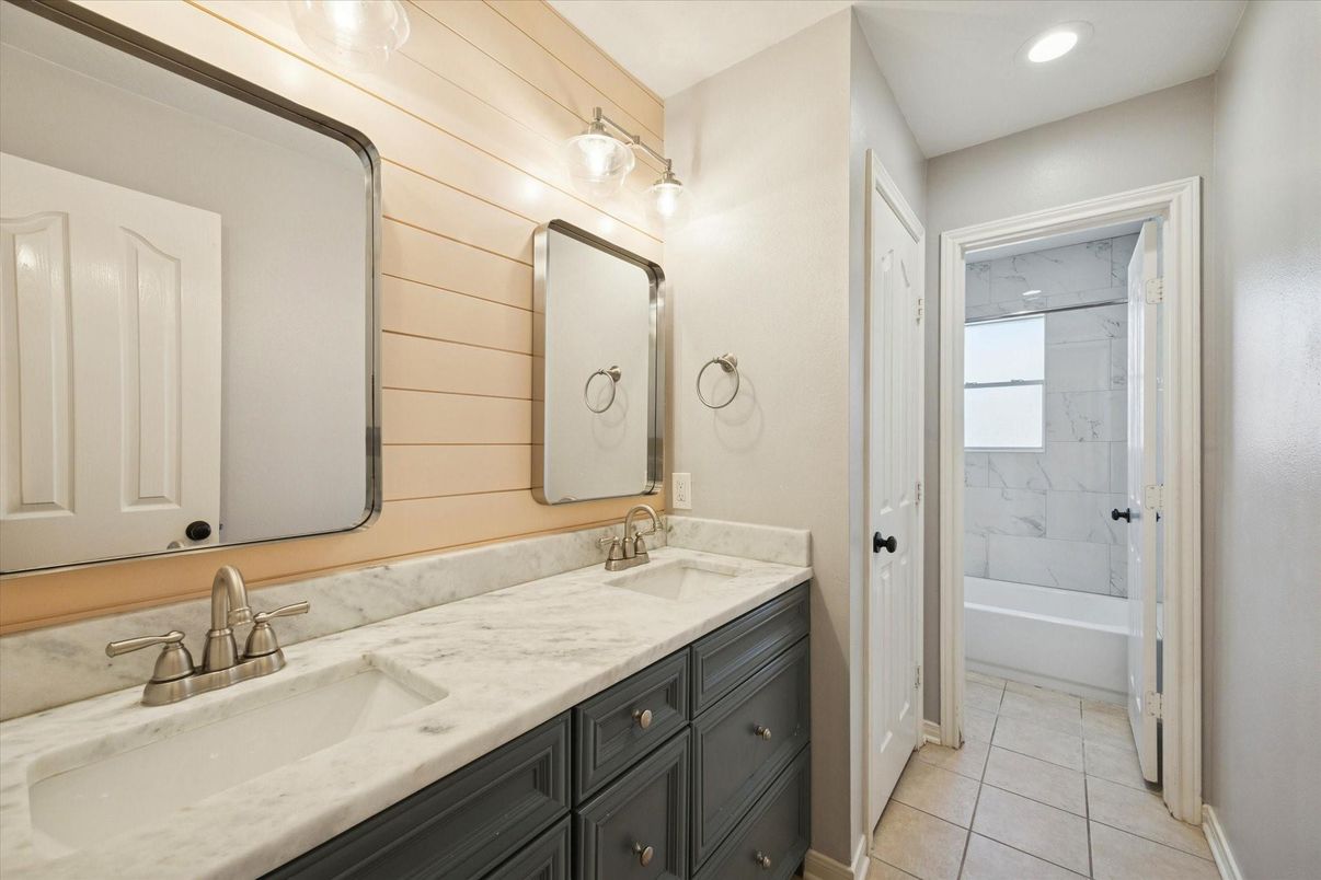 Bathroom, Dual Sink Vanities, Interior, Recessed Lighting