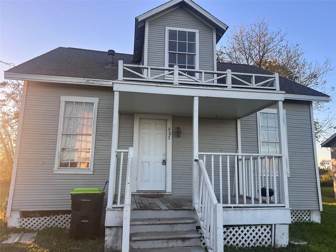 Exterior, Facade, American Foursquare