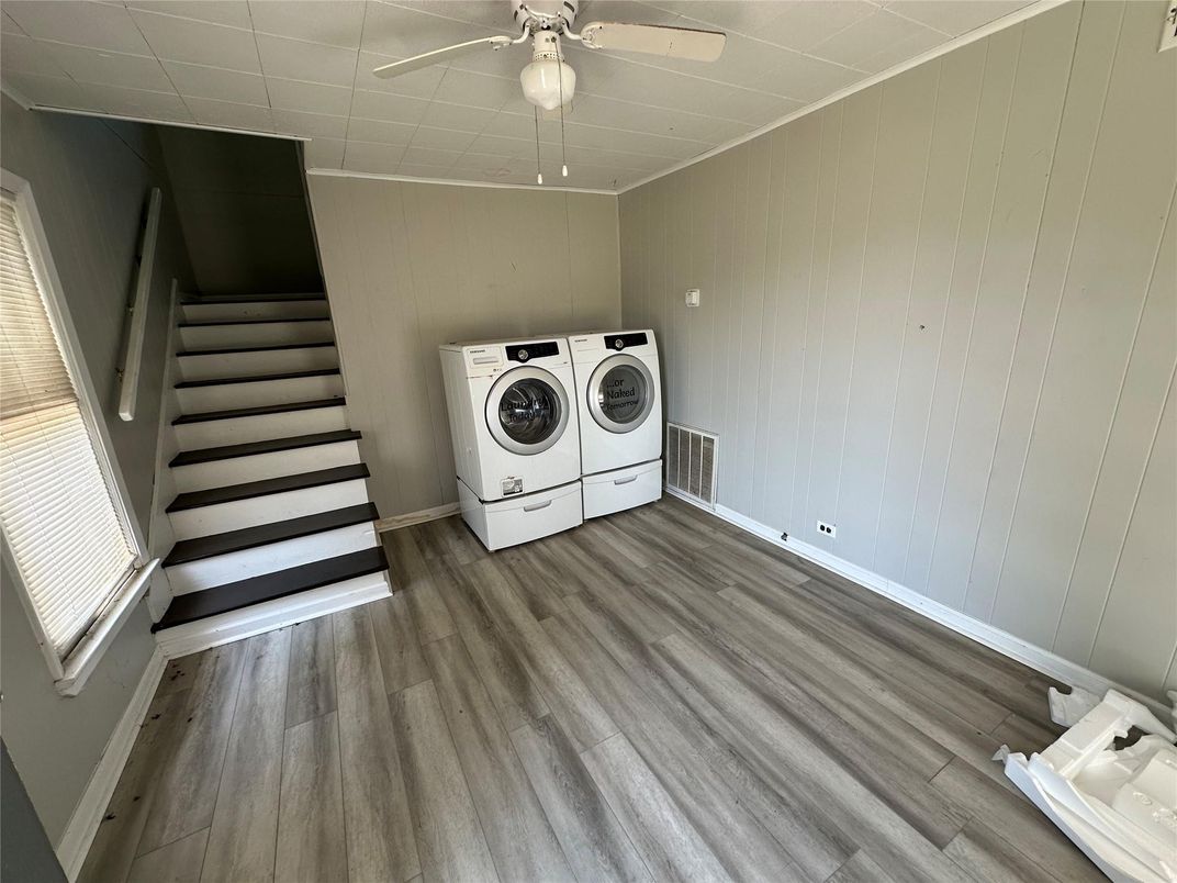 Interior, Washer, Wood Texture Flooring