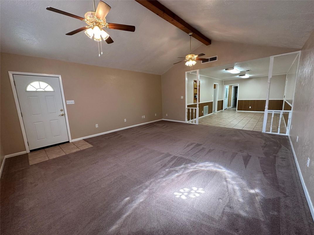Empty room, Interior, Wooden Beams