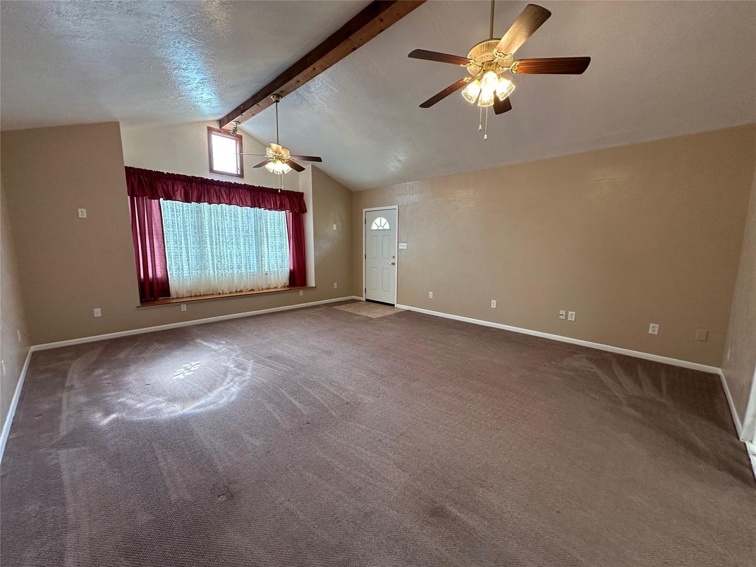 Empty room, Interior, Wooden Beams