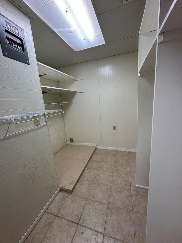 Empty room, Interior