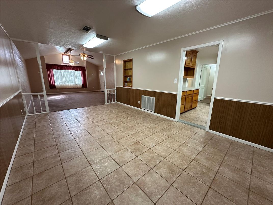 Empty room, Interior