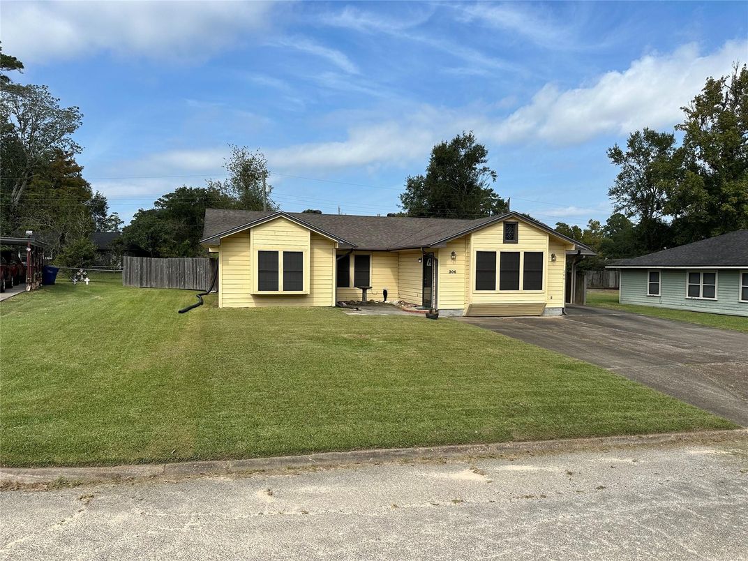 Backyard, Exterior, Facade, Ranch