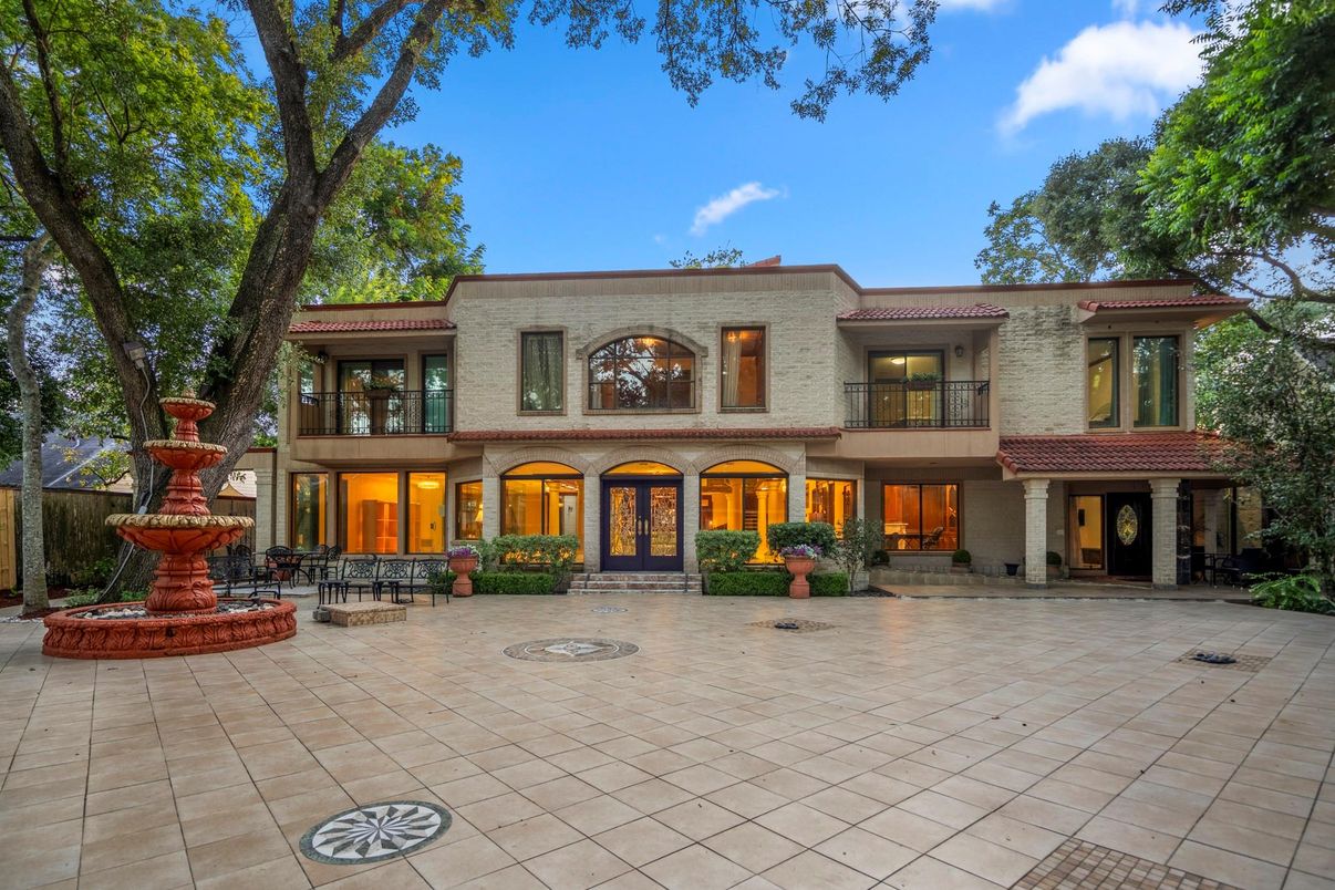 Exterior, Facade, Mediterranean