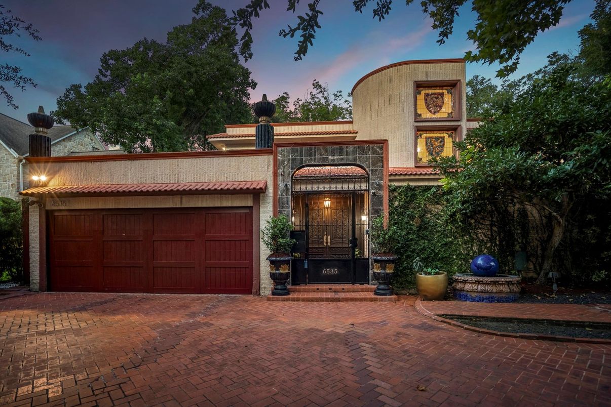 Attached, Exterior, Facade, Mediterranean