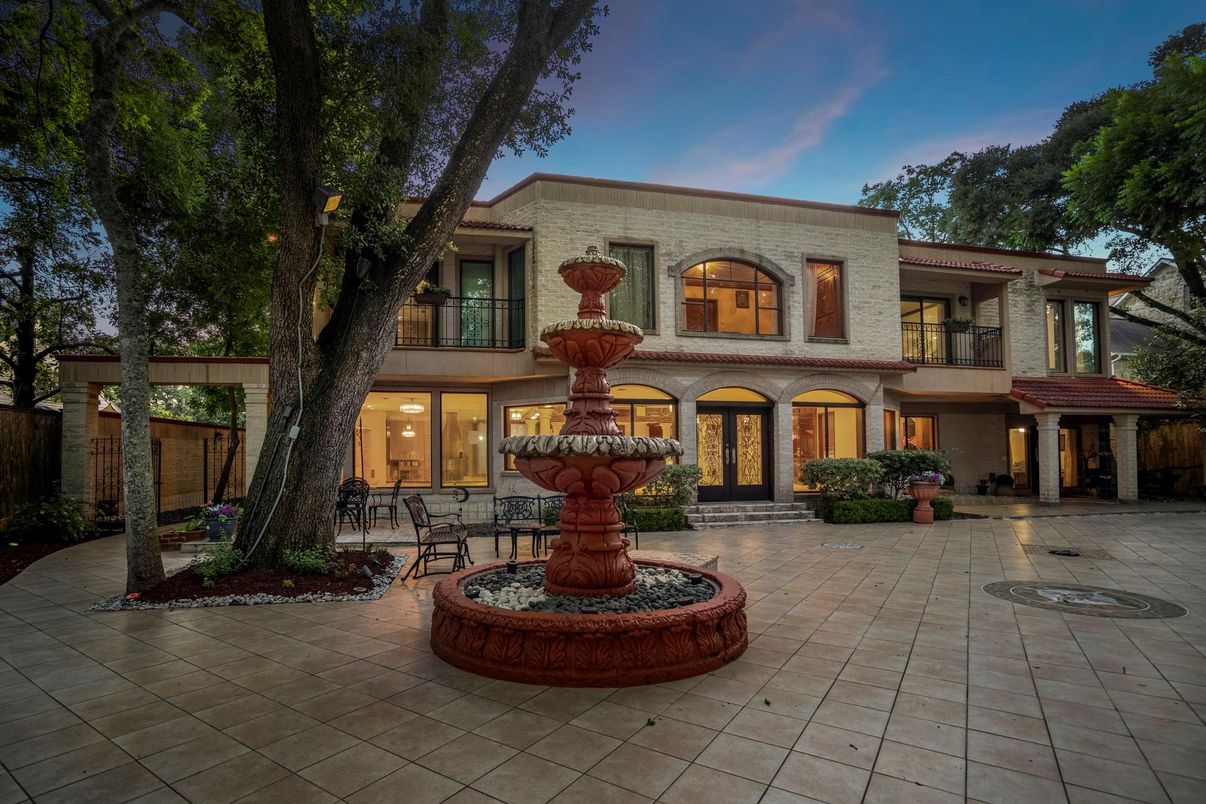 Exterior, Facade, Mediterranean