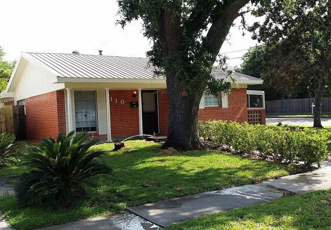 Exterior, Facade, Brick Facade, Cape Cod