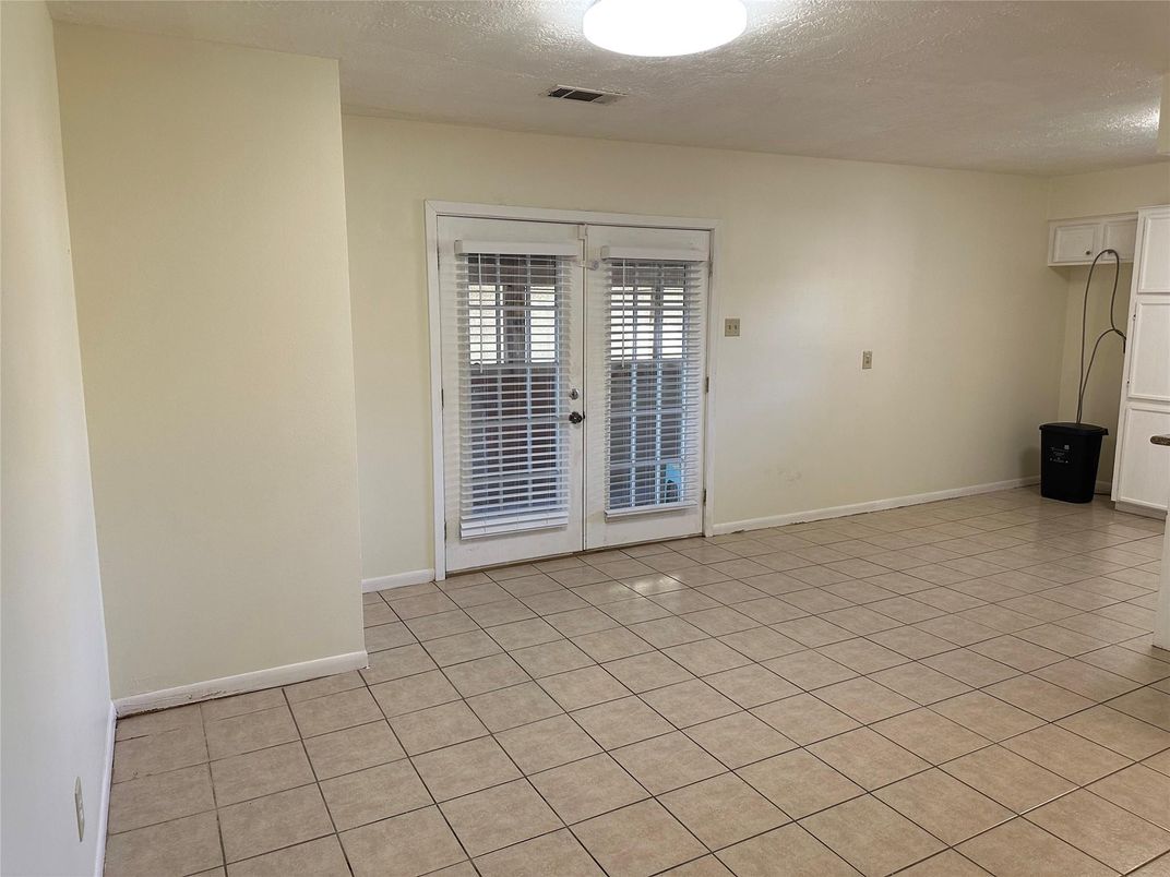 Empty room, Interior