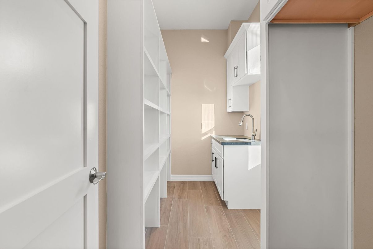 Interior, Walk-in Closets, Wood Texture Flooring