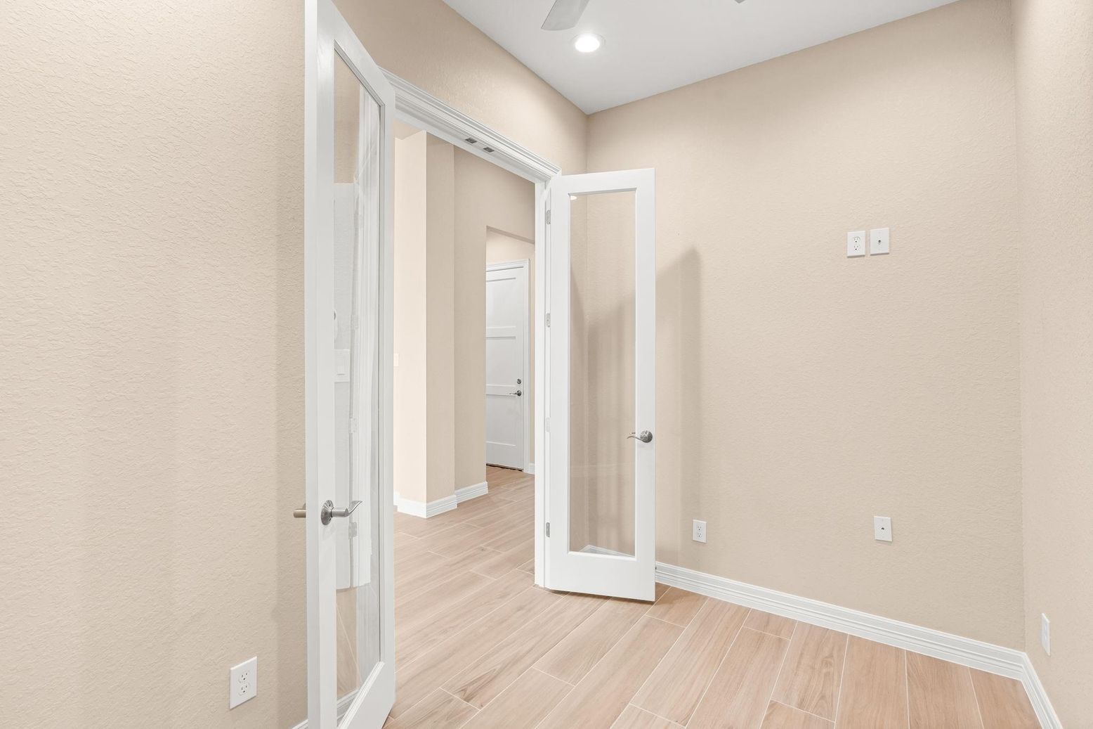 Empty room, Interior, Recessed Lighting, Wood Texture Flooring