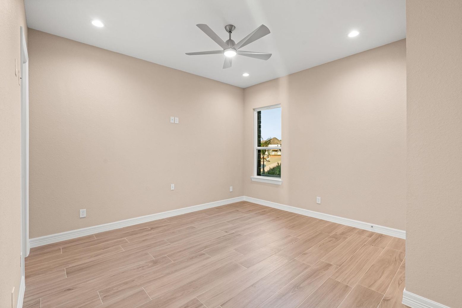 Empty room, Interior, Recessed Lighting, Wood Texture Flooring