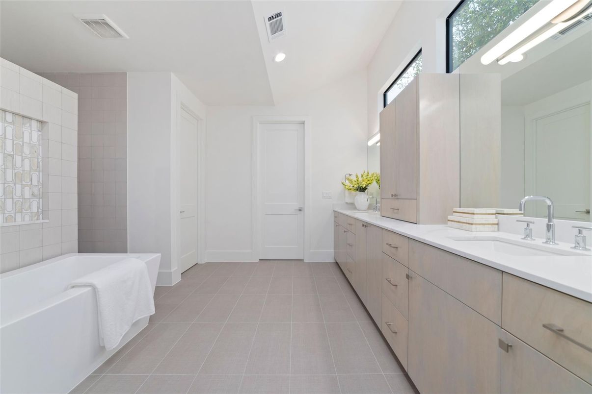 Bathroom, Dual Sink Vanities, Interior, Recessed Lighting