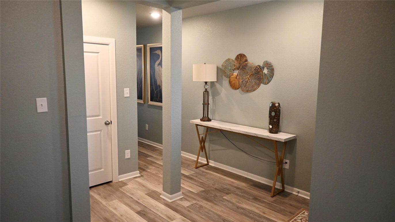 Interior, Recessed Lighting, Wood Texture Flooring