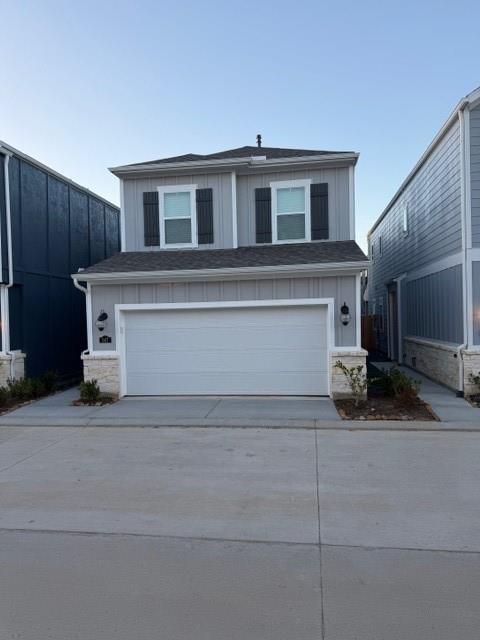 Attached, Exterior, Facade, American Craftsman