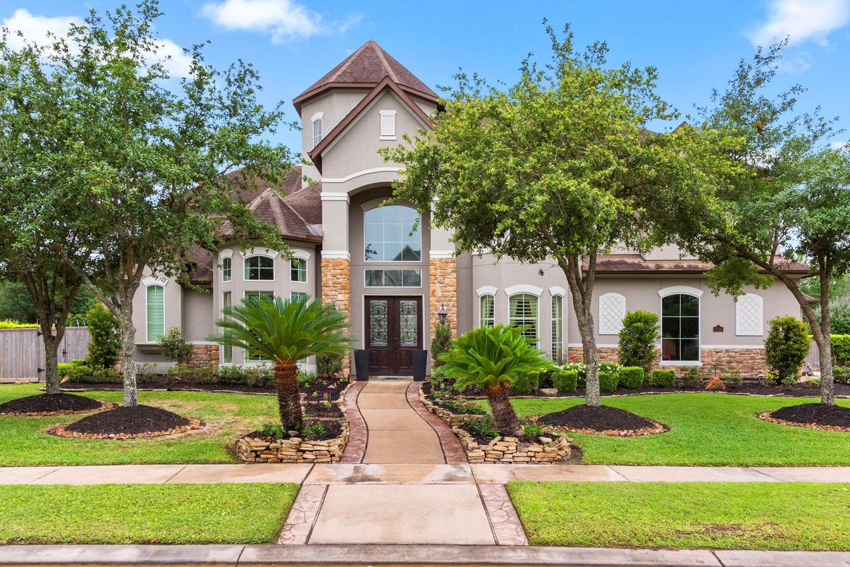 Exterior, Facade, Queen Anne Victorian