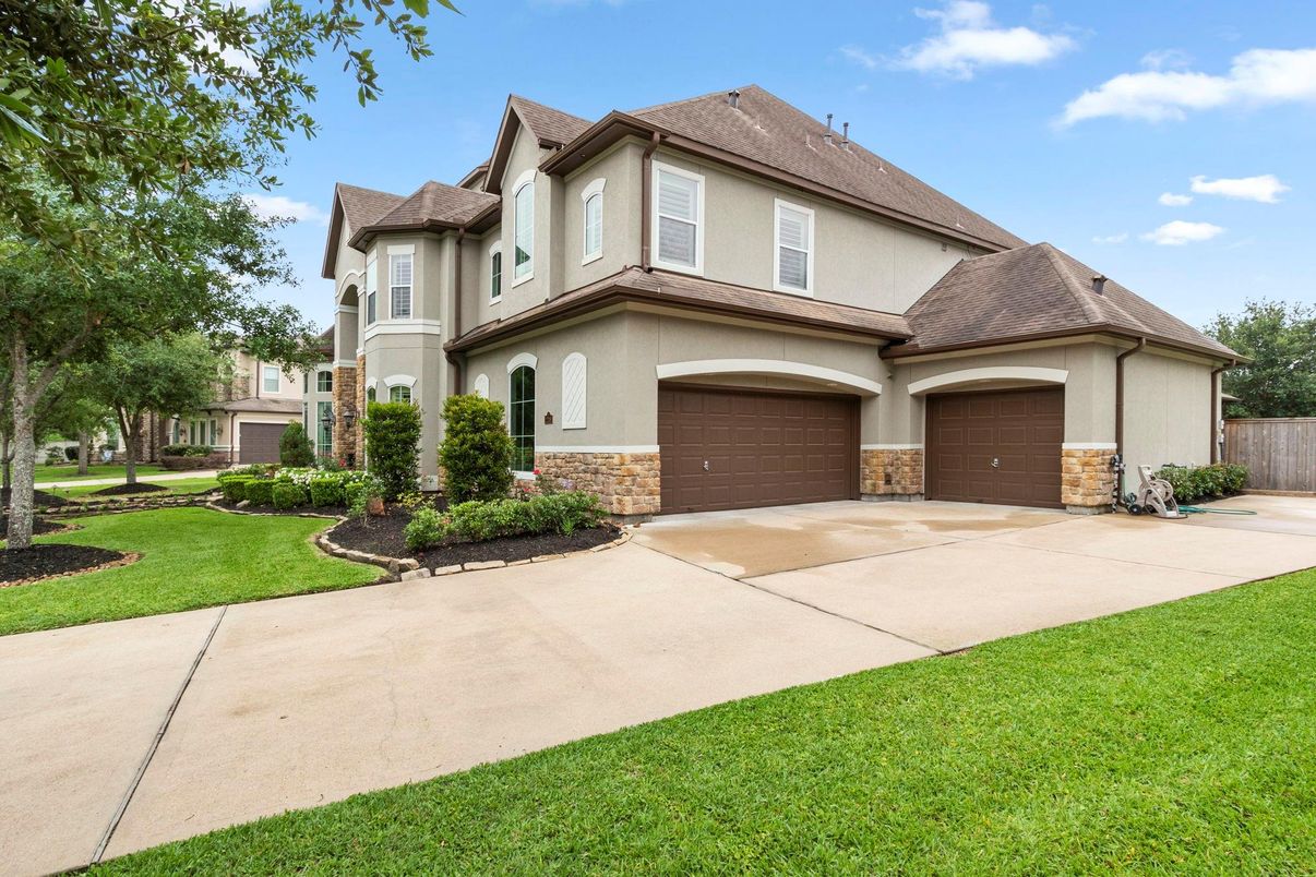 Attached, Exterior, Facade, French Provincial