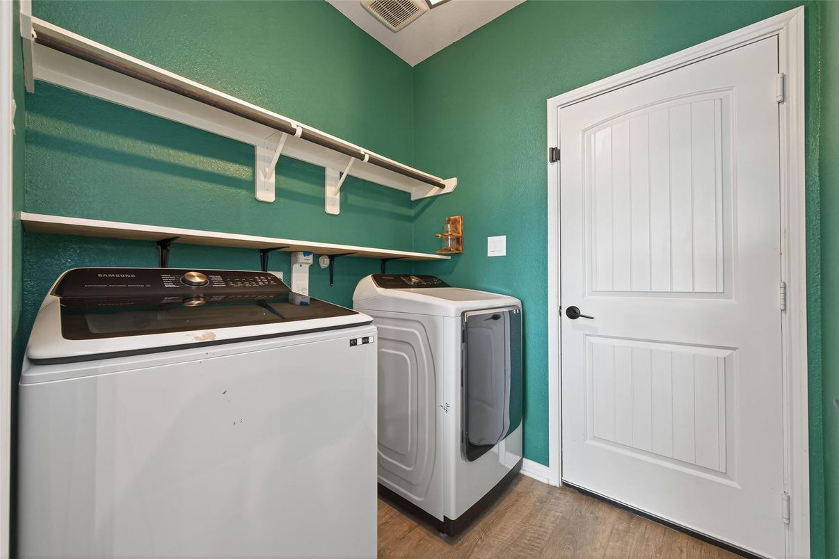 Interior, Washer, Wood Texture Flooring