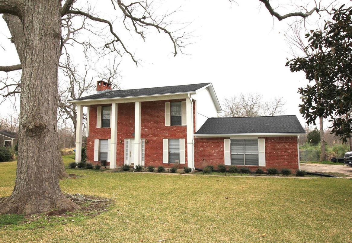 Exterior, Facade, Brick Facade, Split Level