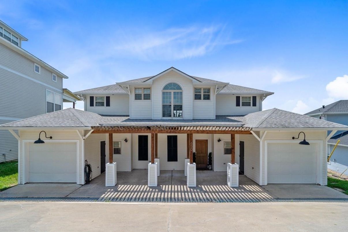 Attached, Exterior, Facade, American Craftsman