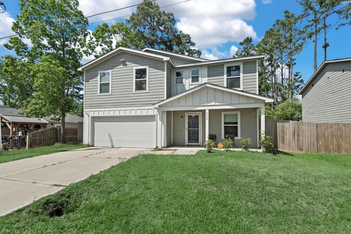 Attached, Exterior, Facade, Split Level