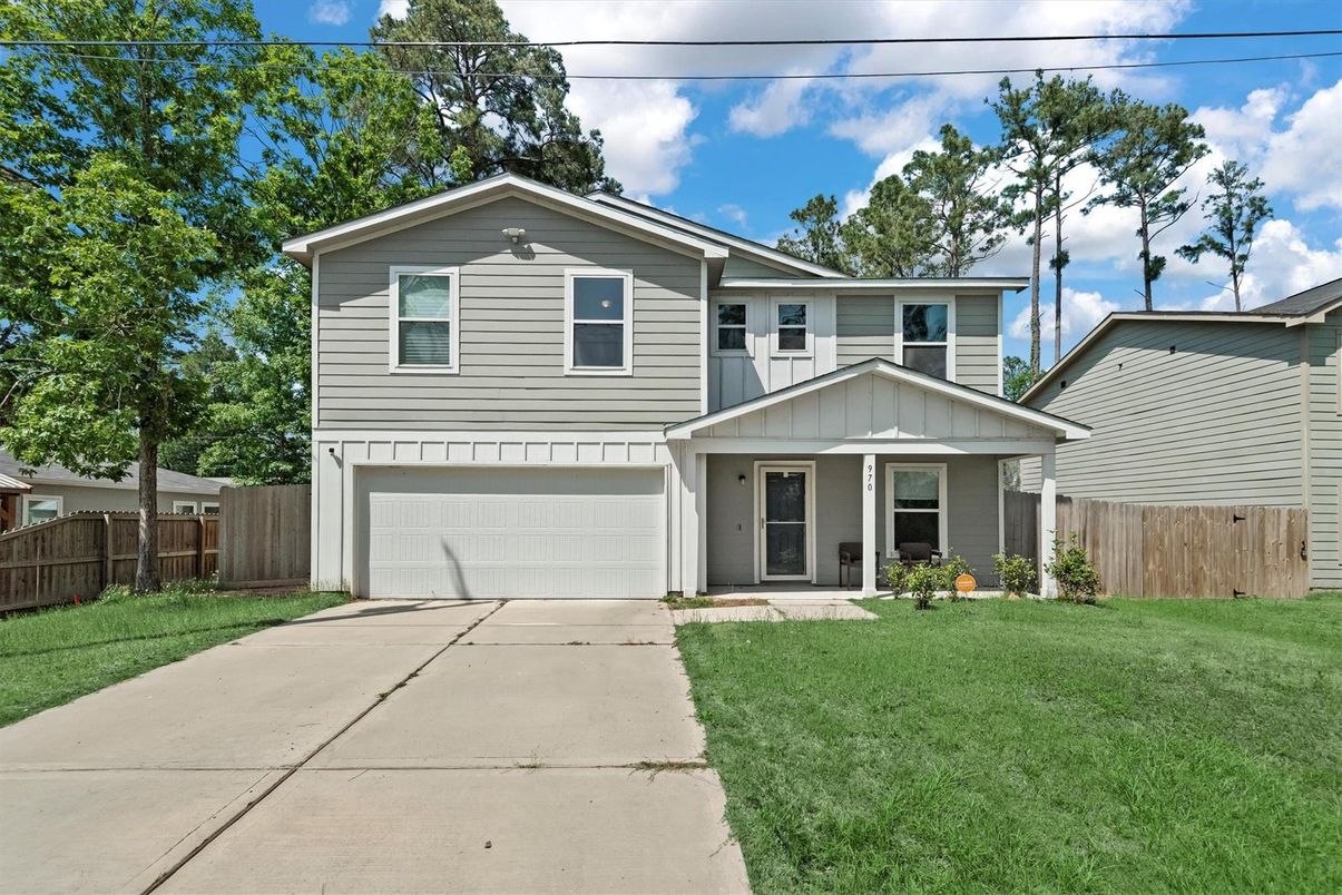 Attached, Exterior, Facade, Split Level