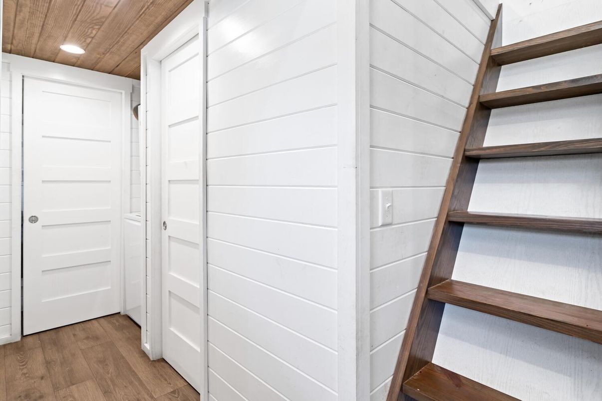 Interior, Recessed Lighting, Wood Texture Flooring