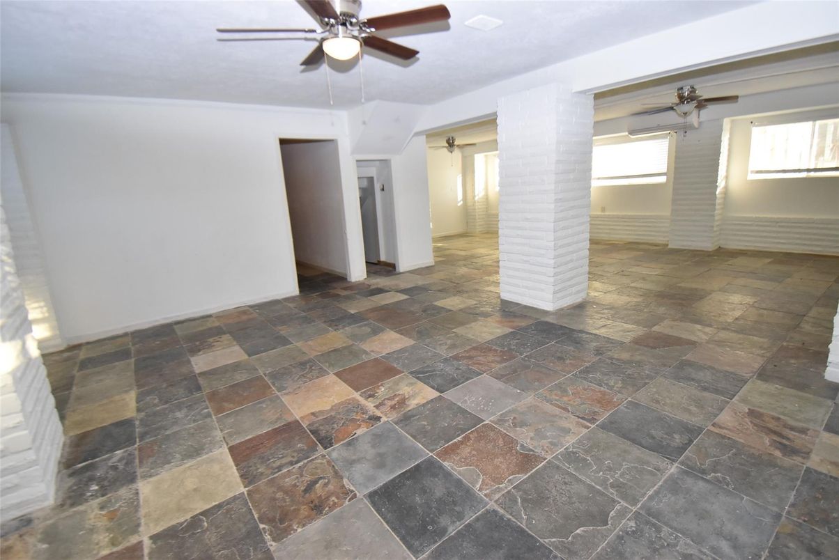 Empty room, Interior