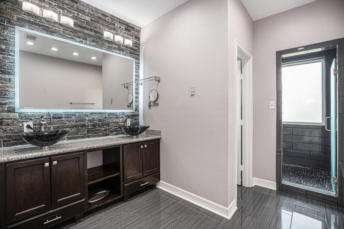 Bathroom, Dual Sink Vanities, Interior, Recessed Lighting