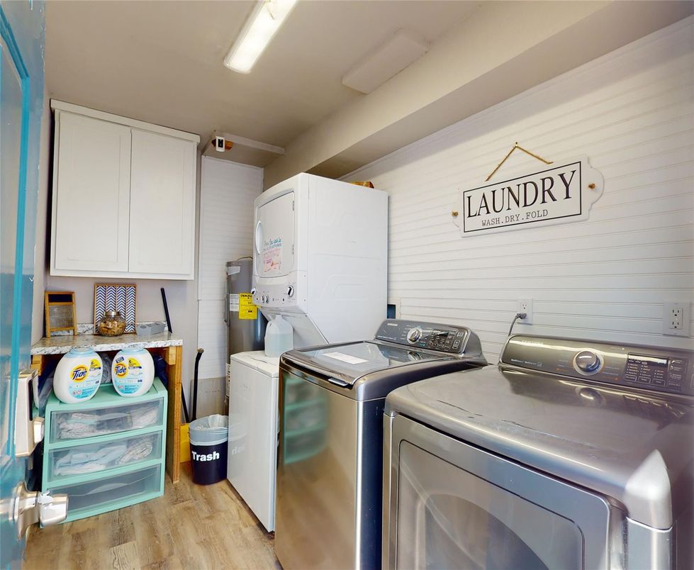 Interior, Washer, Wood Texture Flooring