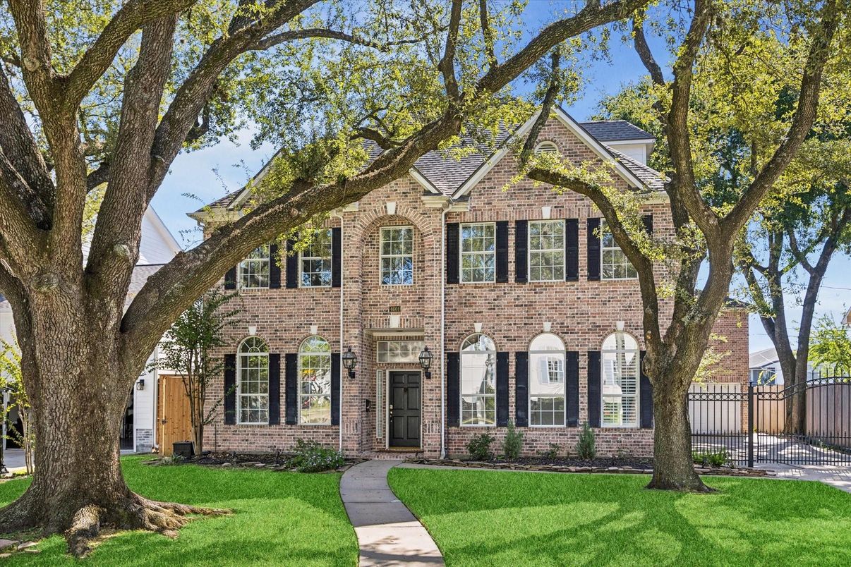 Exterior, Facade, Brick Facade, Georgian