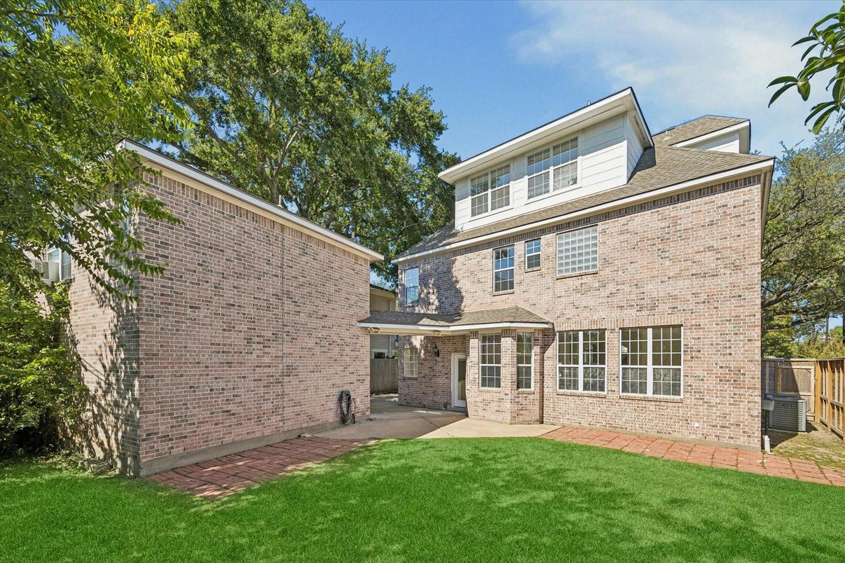 Exterior, Facade, Brick Facade, Georgian