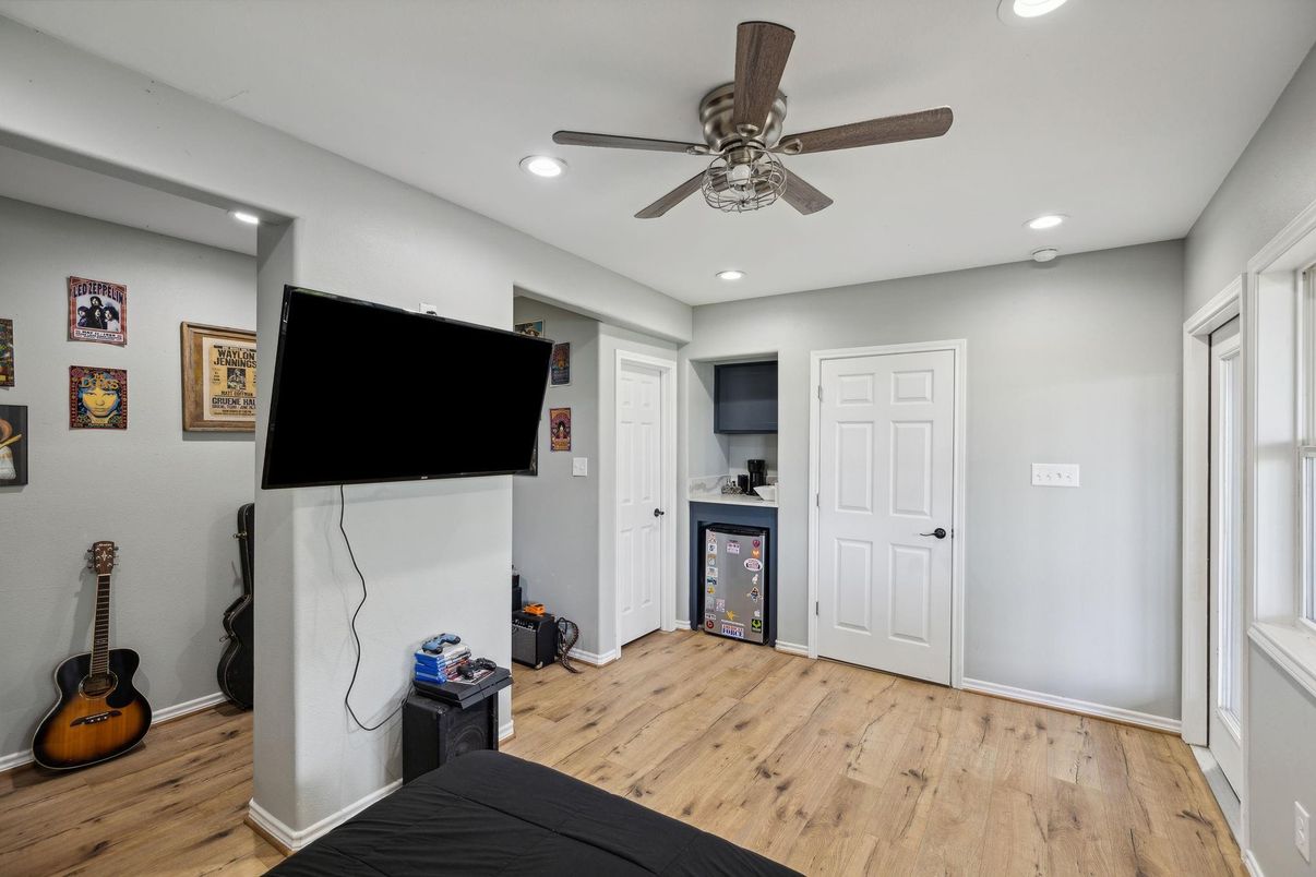 Interior, Recessed Lighting, Wood Texture Flooring