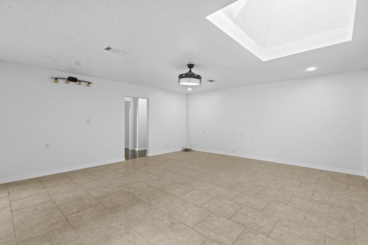 Empty room, Interior, Recessed Lighting