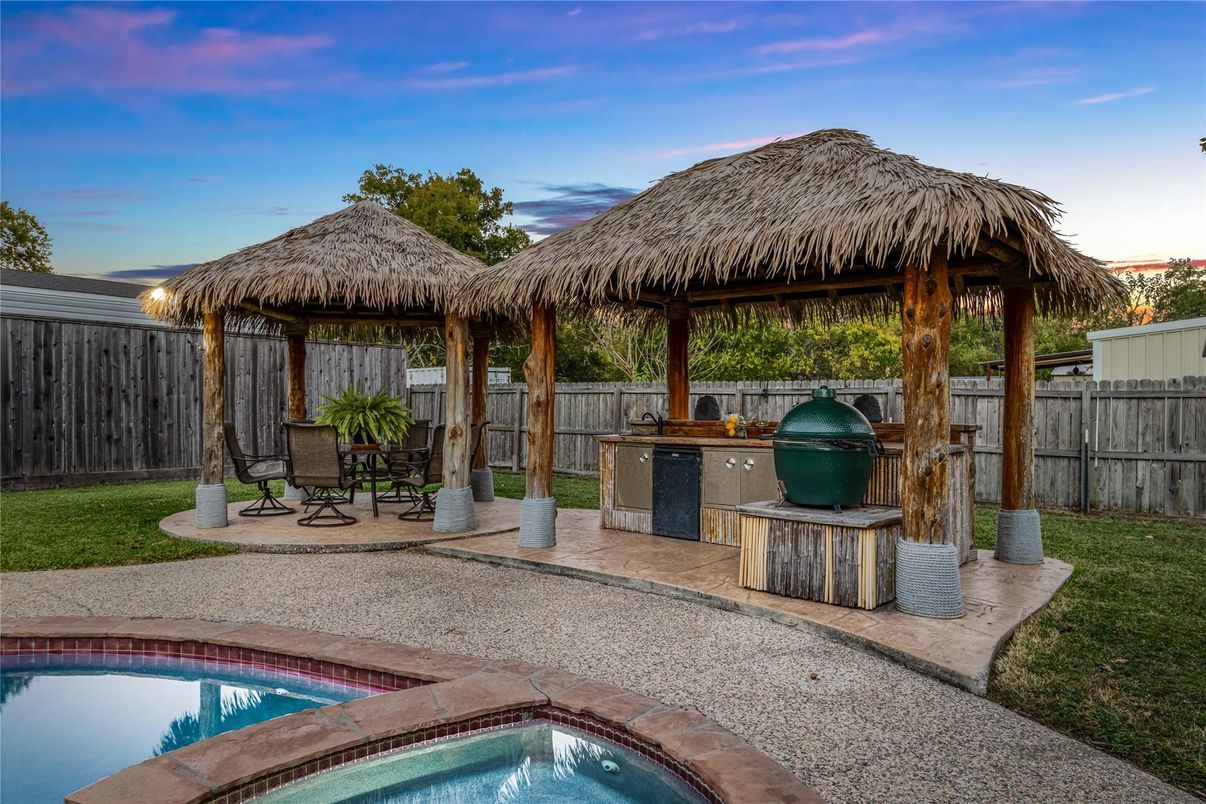 Exterior, Outdoor Kitchen, Pool