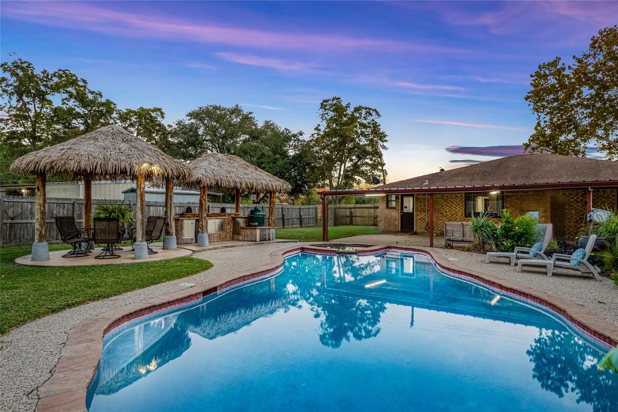 Exterior, Outdoor Kitchen, Pool