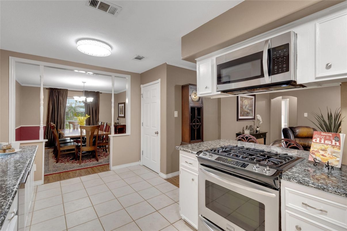 Chandelier, Dining room, Interior, Kitchen, Pendant Lights, Stainless Steel Appliances