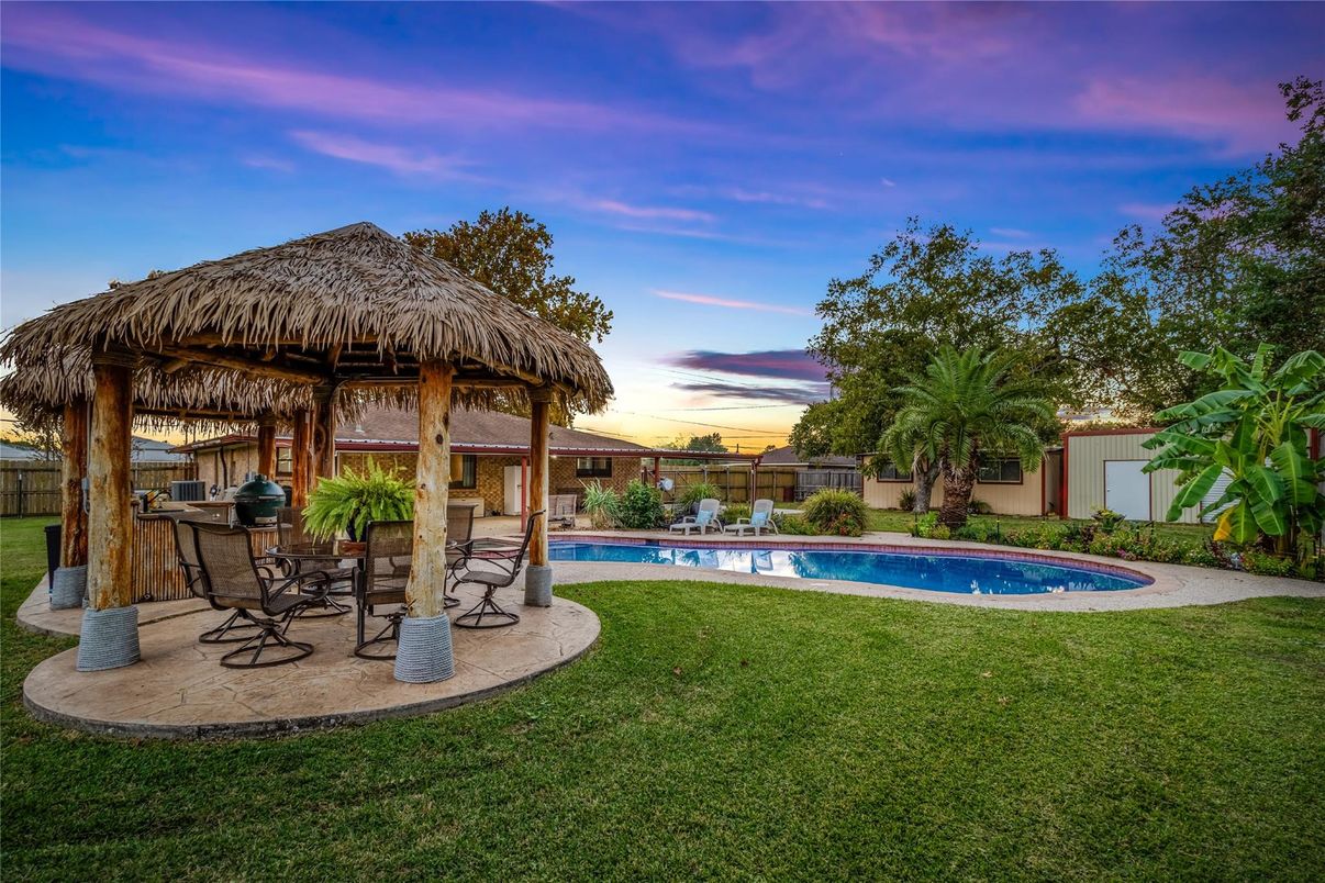 Exterior, Outdoor Kitchen, Pool