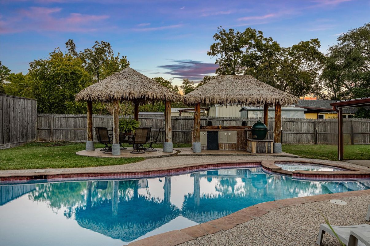 Exterior, Outdoor Kitchen, Pool