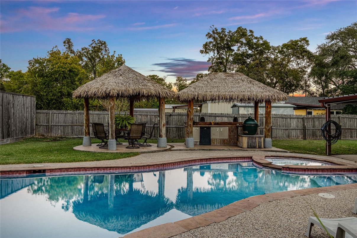 Exterior, Outdoor Kitchen, Pool