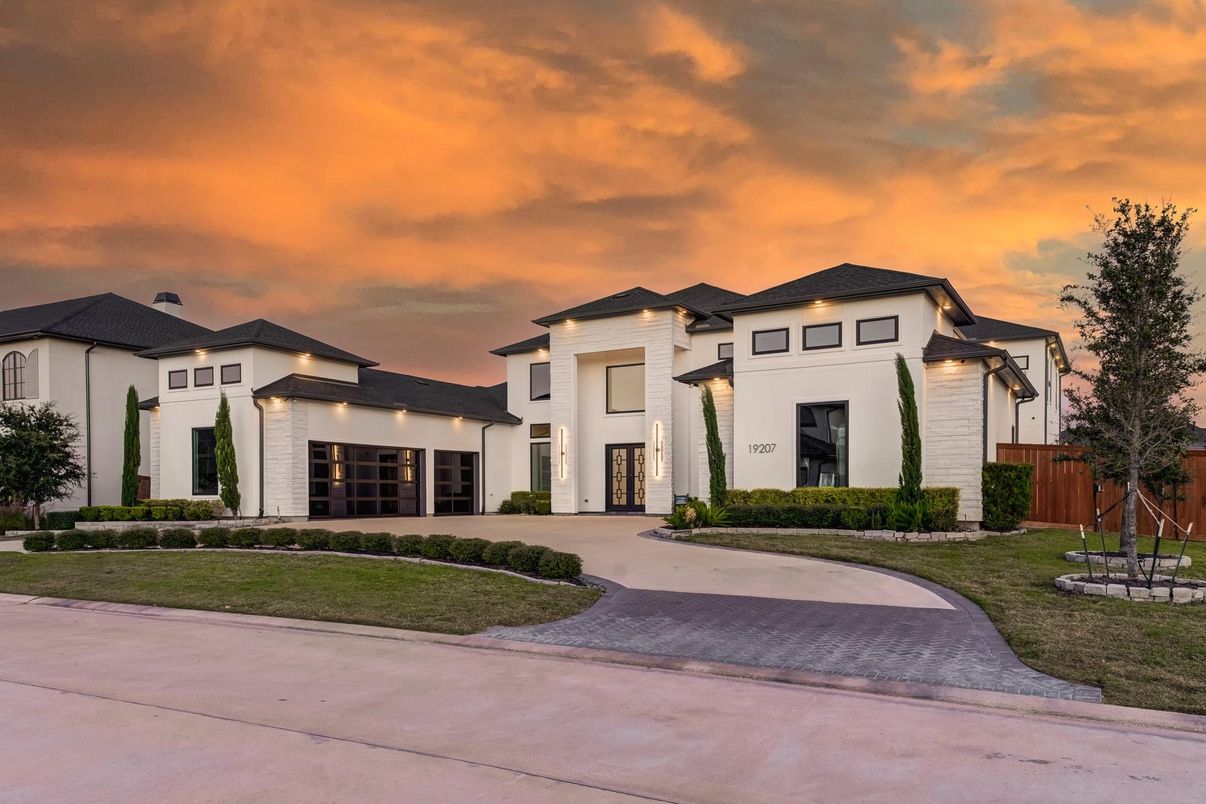 Backyard, Exterior, Facade, Farmhouse