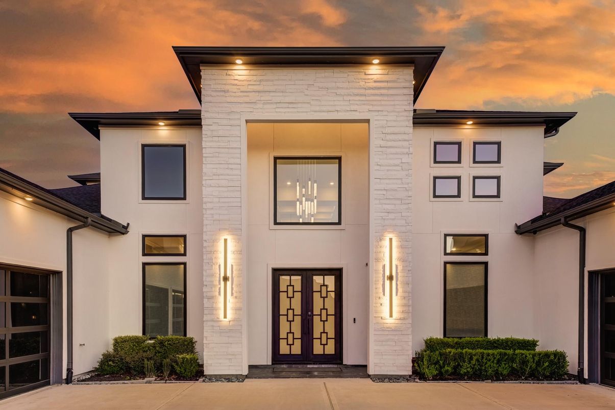 Exterior, Facade, Modern