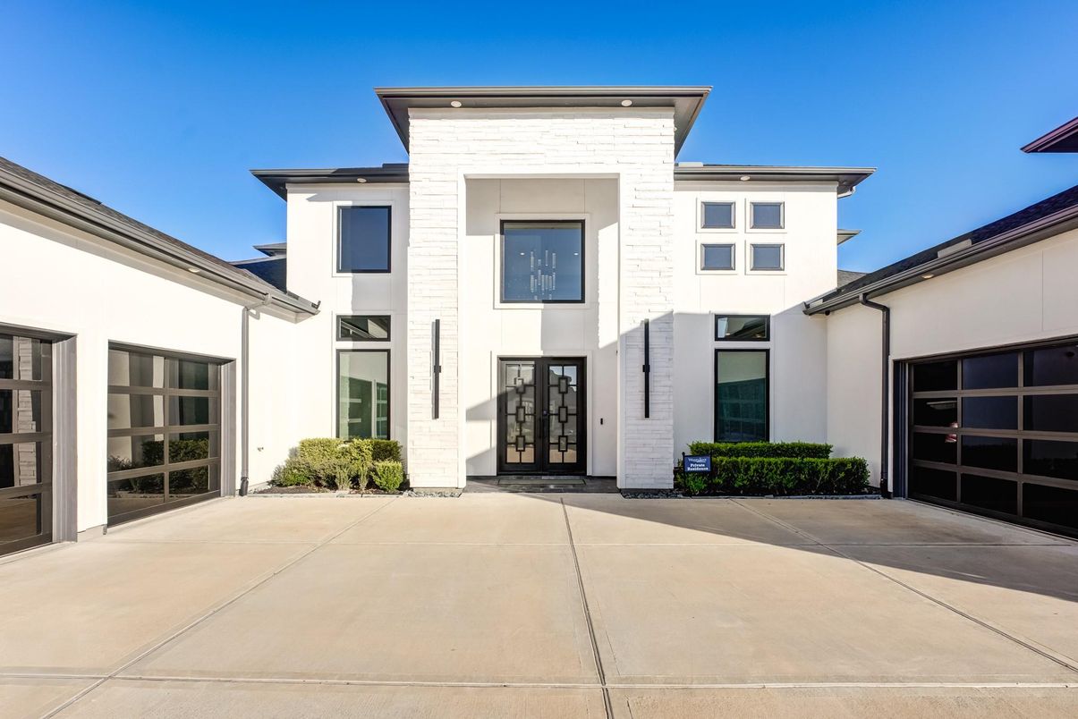 Attached, Exterior, Facade, Modern