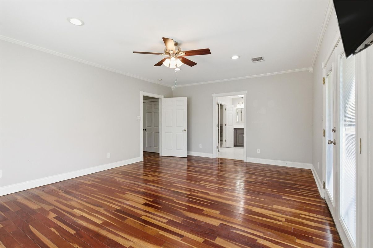 Empty room, Interior, Recessed Lighting, Wood Texture Flooring
