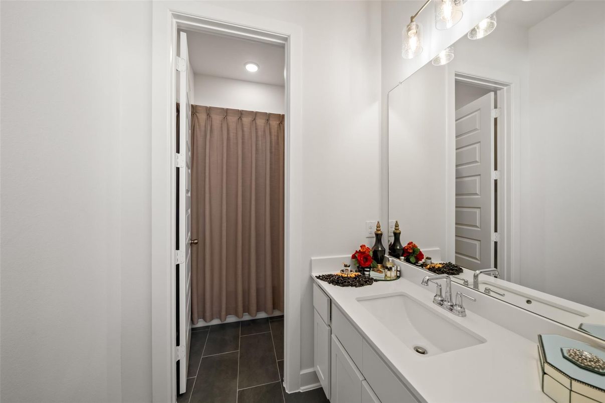 Bathroom, Dual Sink Vanities, Interior, Recessed Lighting