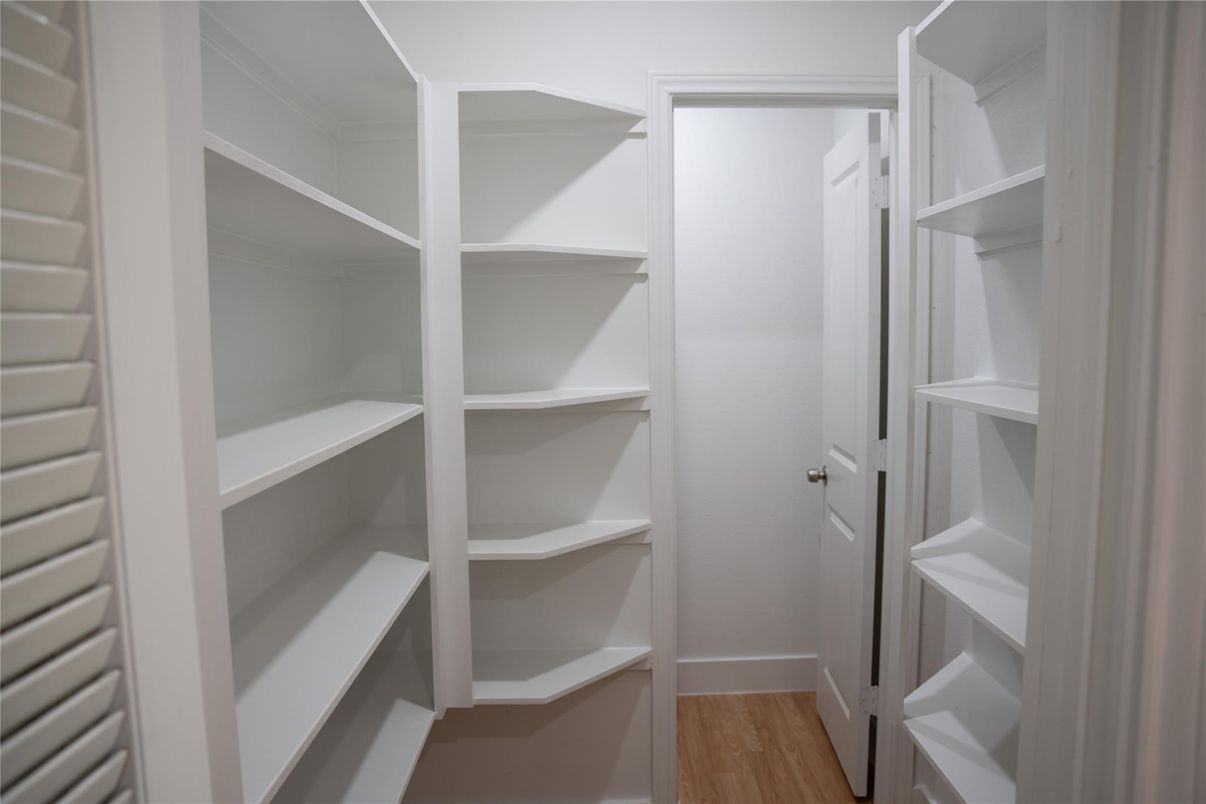 Interior, Walk-in Closets, Wood Texture Flooring