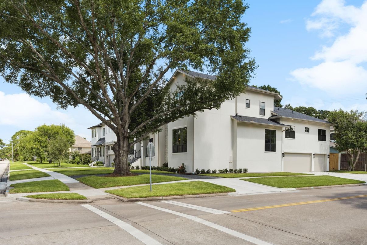 Attached, Exterior, Facade, Mediterranean