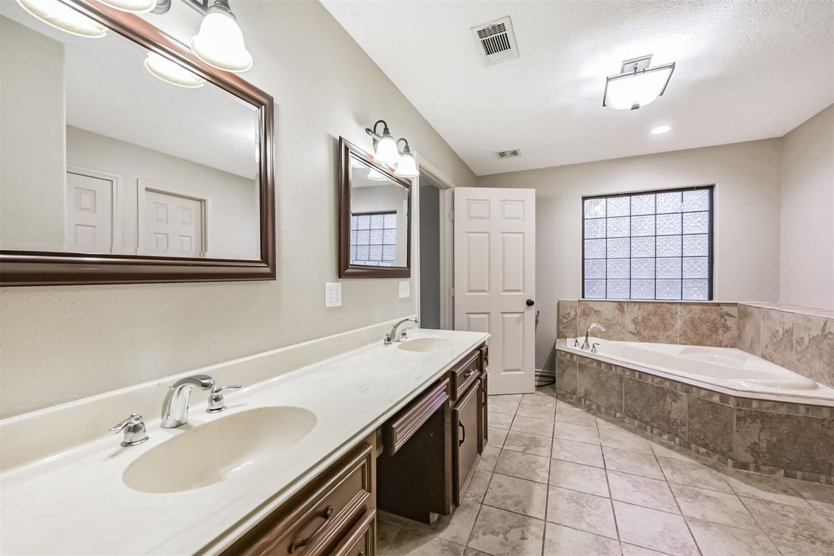 Bathroom, Dual Sink Vanities, Interior, Recessed Lighting